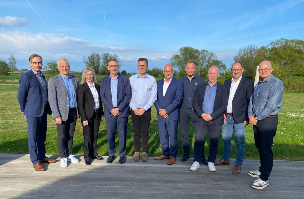 Gruppfoto – från vänster till höger: Mads Engberg, VD Autig, Per Boye Rasmussen, Robert Bosch A/S, Christina Jørgensen, CSO Dinex, Thomas Jensen, VD CAC, Brian Thaysen, VD Avant Danmark, Klavs T. Pedersen, VD Nissens Automotive, Søren Johansen, VD Hella Danmark, Lars Bertz Thomsen, VD Hella Gutmann Solutions, Torben Pagh, VD JP Group och Per Flensted, VD Dometic Danmark.